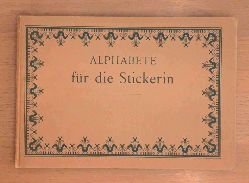 Alphabete für die Stickerin. Buchstaben, Monogramme, Ziffern und Ornamente.