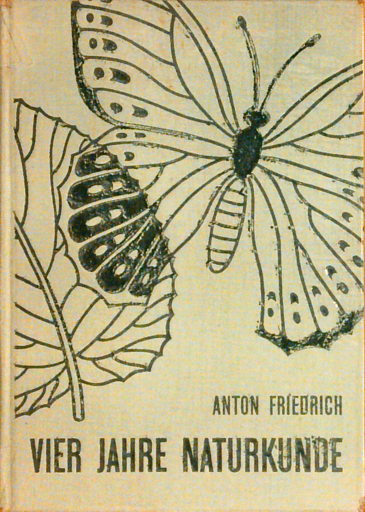 Vier Jahre Naturkunde. Wiese Garten Haus Waldrand.