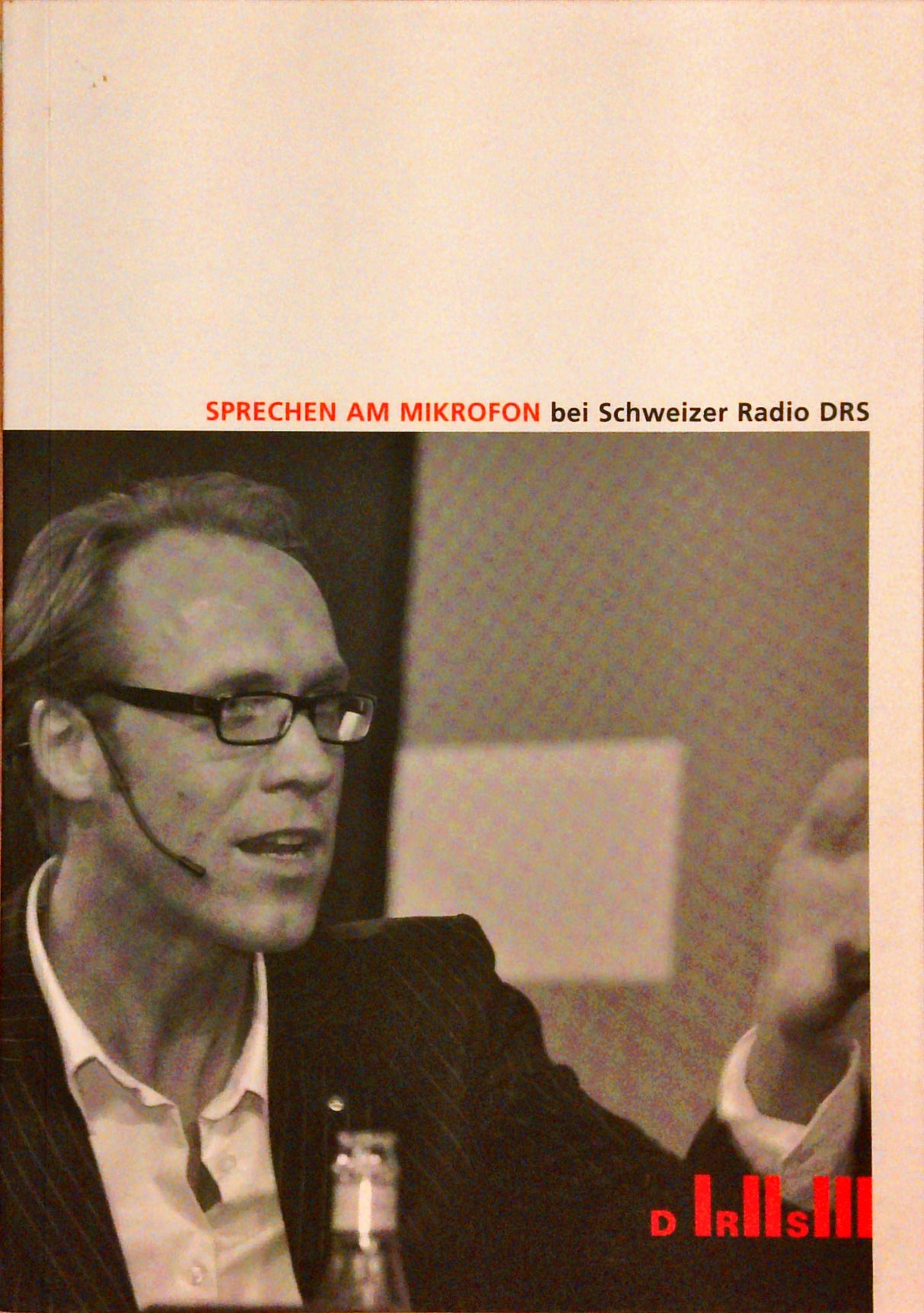 Sprechen am Mikrofon bei Schweizer Radio DRS