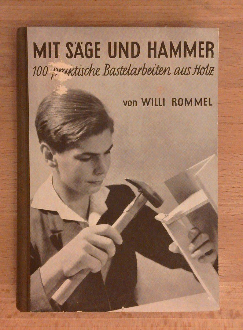 Mit Säge und Hammer. 100 praktische Bastelarbeiten aus Holz.