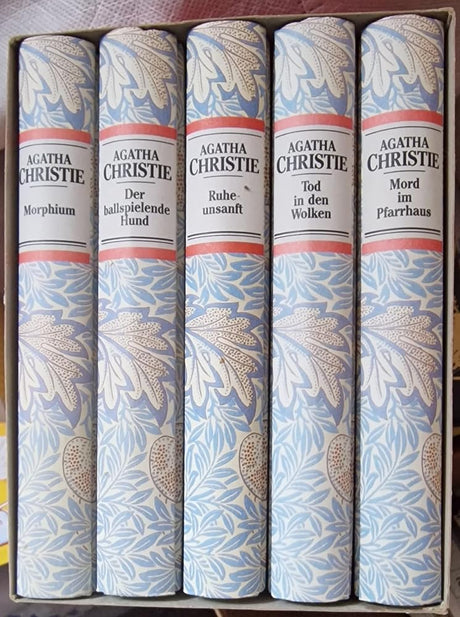 Meine Lieblingsromane. Neue Folge: 5 Bde. Der ballspielende Hund / Mord im Pfarrhaus / Morphium / Ruhe unsanft / Tod in den Wolken. cover image