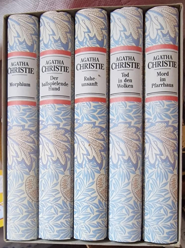 Meine Lieblingsromane. Neue Folge: 5 Bde. Der ballspielende Hund / Mord im Pfarrhaus / Morphium / Ruhe unsanft / Tod in den Wolken. cover image